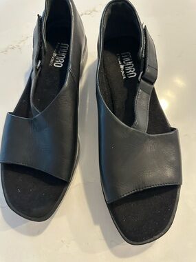 Munro Black Leather Slingback Sandals.  9 m